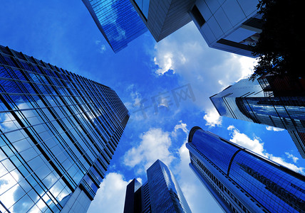 蓝色商务几何背景摄影照片_办公大楼向天空