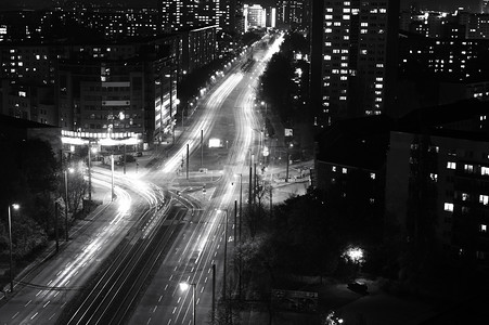 黑白人摄影照片_在晚上与高速公路交通，黑色和白色现代城市