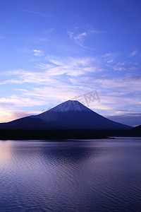 雪摄影照片_黎明富士山和湖本栖湖