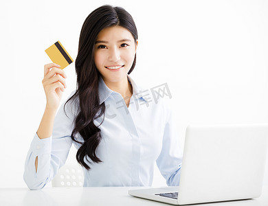 微笑办公室业务女人显示信用卡