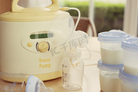 冰柜摄影照片_母乳喂养和抽油机的用品