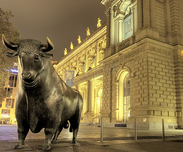欧洲雕塑摄影照片_公牛雕塑在法兰克福证券交易所
