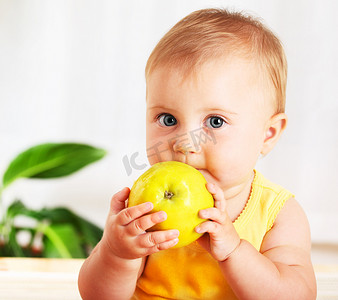 小宝宝吃苹果