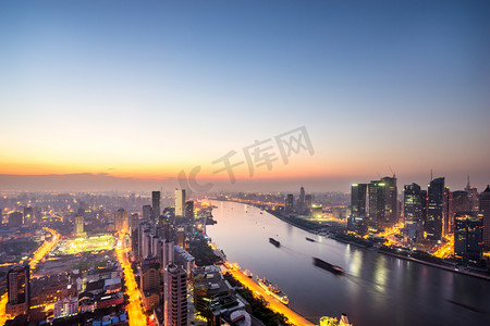 城市建筑商务背景摄影照片_在中国城附近一条河在黄昏的摩天大楼