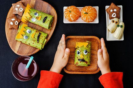 卡通三明治摄影照片_孩子在吃一些卡通搞怪的甜点