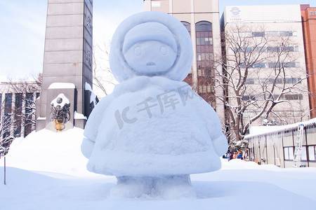 小女孩戴着帽子，札幌雪节 2013年穿