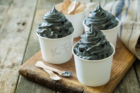 炭摄影照片_白色杯子上的黑色冰淇淋