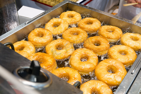 油炸的羊角面包甜甜圈糕点 (cronut)