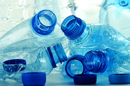 蓝色的矿泉水瓶子摄影照片_矿泉水塑料瓶的成份