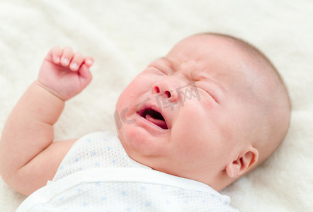 早教教育摄影照片_正在啼哭的新生婴儿 
