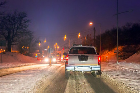 黄昏路上摄影照片_冬天降雪后积雪的路上