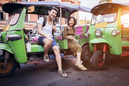 年轻的旅行者坐在笃笃曼谷 tha 的夫妇