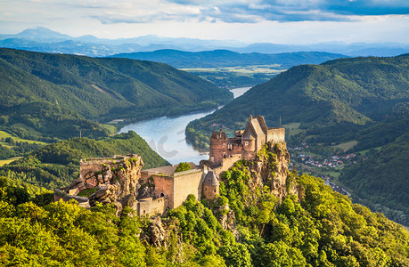 低一点摄影照片_美丽的风景与瓦豪，奥地利在日落时的 aggstein 城堡废墟和多瑙河河