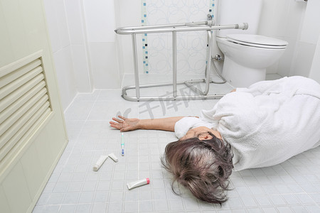 上了年纪的女人掉进了浴室，因为表面光滑