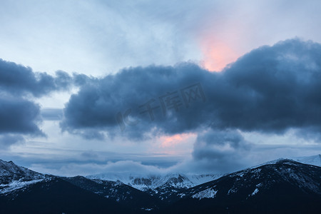 尖峰山峰摄影照片_冬季冰雪覆盖的山峰在欧洲. 