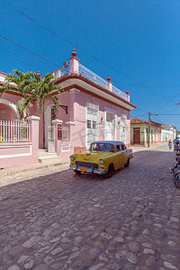 特立尼达，古巴-2012 年 3 月 30 日︰ 黄色的老式雪佛兰汽车
