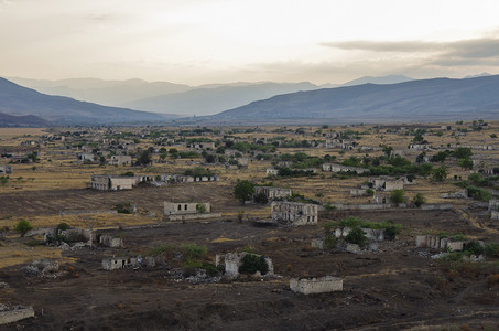 在纳戈尔诺-卡拉巴赫共和国阿格达姆城市的废墟。阿塞拜疆-A