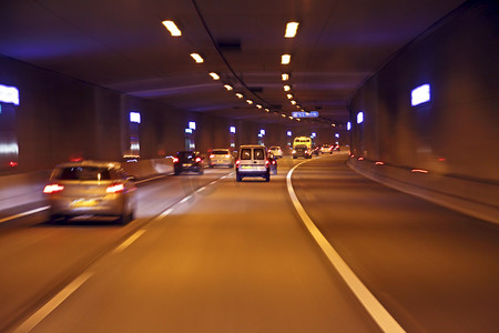隧道摄影照片_通过在荷兰隧道驾驶