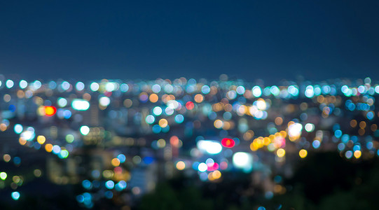 芭堤雅市容在黄昏时候，模糊的照片景