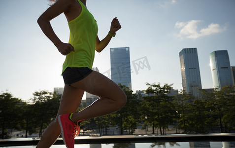 健康的生活方式健身妇女赛跑者奔跑在日出城市