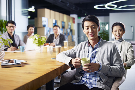 年轻的亚洲企业家在办公室会议