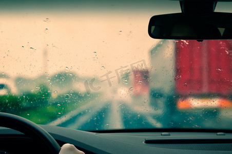 城市大雨摄影照片_驾驶的坏天气