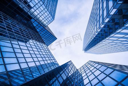 q企业宣传摄影照片_企业商业玻璃大厦和蓝天