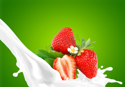 新疆水果摄影照片_用草莓泼洒牛奶