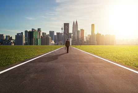 他在路上的商人战略的成功解决方案概念努力工作前进手概念目标和团队