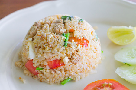 咸蛋炒猪肉，米饭吃泰国菜