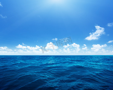 空气运动摄影照片_夏天完美的天空和印度洋的海水