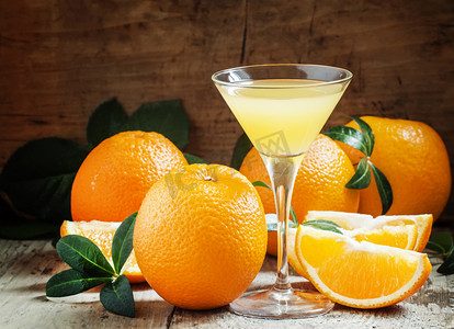 orange摄影照片_Yellow cocktail with orange juice in a martini glass