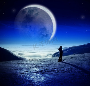 雪摄影照片_神奇冬季景观与美丽的月亮在夜空中