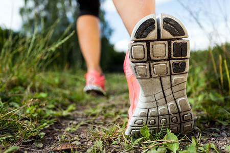 运动徒步人摄影照片_走路或跑步的腿在森林、 冒险和行使