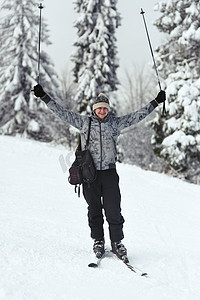 山中享受冬天的男子滑雪