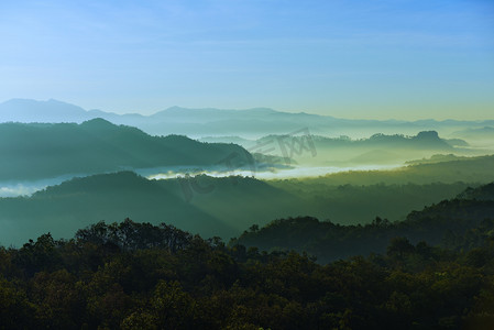 夏天的阳光摄影照片_一看天空, 薄雾, 山观在黎明前的清晨, 仰望山顶。清晨日出在高山上.