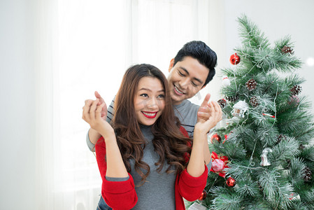 圣诞节亚洲 Couple.Happy 微笑的家人在家里庆祝.