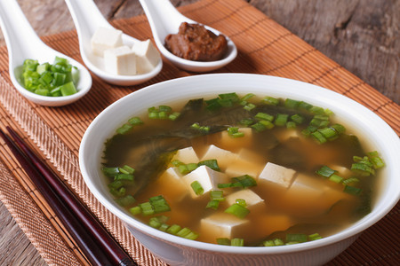 日本味噌汤在白色的碗和成分的特写。鹤