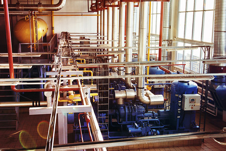 阀门生产摄影照片_Various pipelines at beer factory.