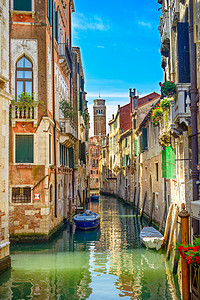 威尼斯城市景观、 水运河、 钟楼教堂和传统建筑。意大利