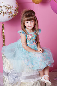 漂亮的女孩孩子 4 岁，穿着蓝色的衣服。婴儿在玫瑰石英房间装饰的假期.