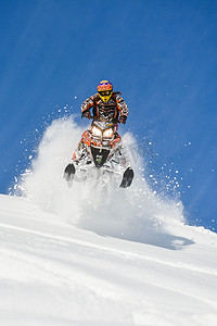 太湖西山岛摄影照片_滑雪车上的运动员在山中行走 