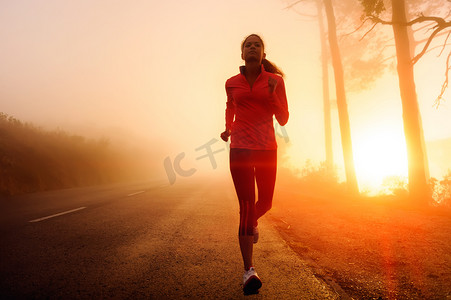 晚睡早起哦摄影照片_早起慢跑的马拉松女运动员