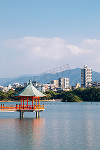 夏天摄影照片_日本福冈大濠公园的湖和凉亭