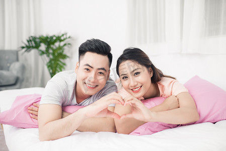 日韩外语摄影照片_躺在床上的夫妻