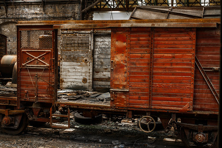 很有力量摄影照片_在废弃的火车站的老火车
