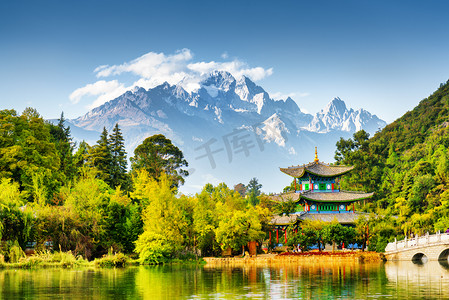 国潮风景插画手绘摄影照片_中国玉龙雪山风景花草树木山川河流