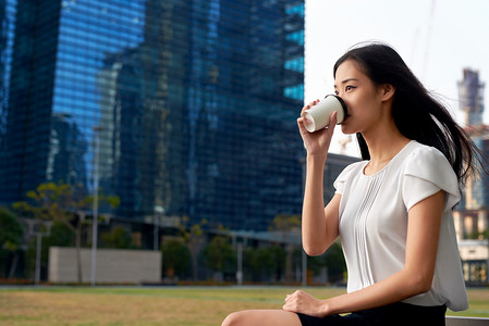 商业思维摄影照片_商业女人喝咖啡休息时间