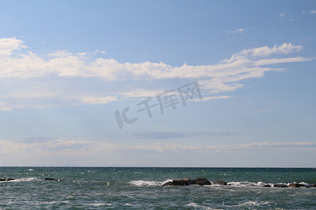 蓝色小浪花摄影照片_由巴里海滨拍摄的海洋全景，浪头小，泡沫小