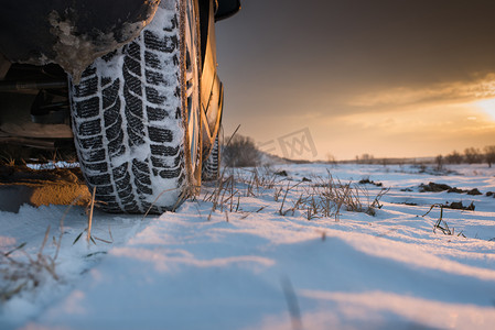 轮胎海波摄影照片_冬季轮胎中雪